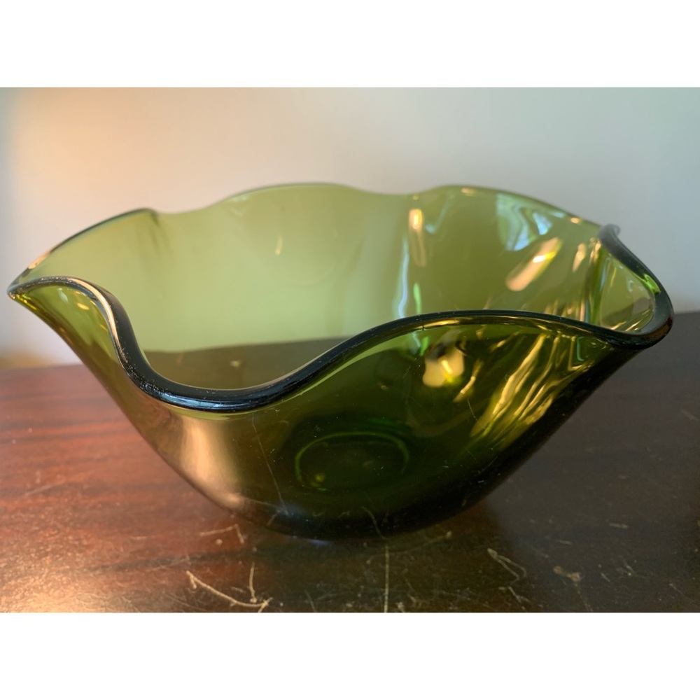 Vintage : green avocado glass bowl w crimped edge